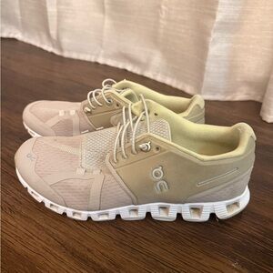 Women’s On Cloud Running Light Tan Sneakers, size 7.5
